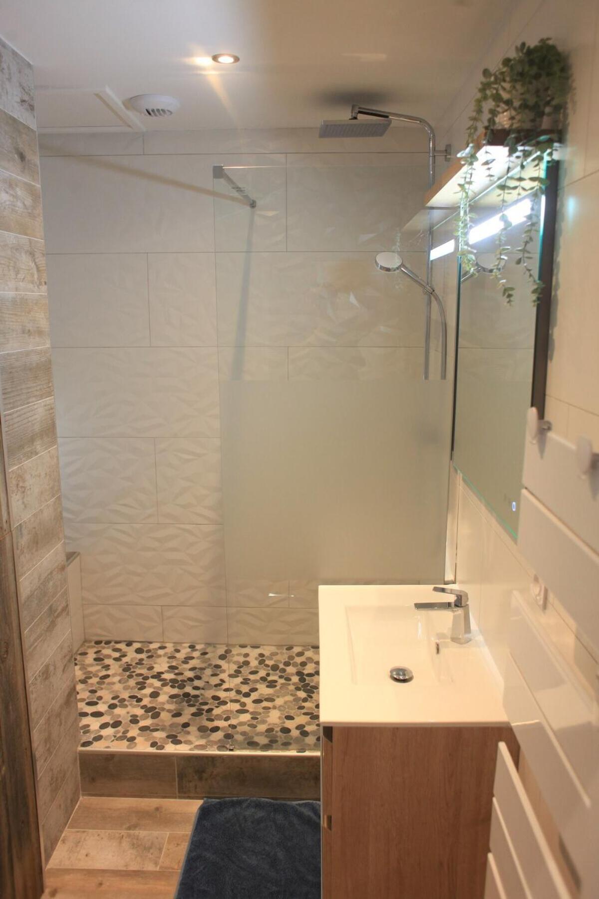 Hotegam Agency, 70 Rue Thiers Championnet, Close Sncf, New & Design, 2 Bedrooms, 1 Office Apartment *